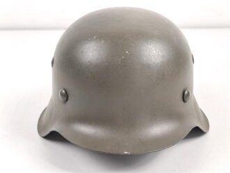 Stahlhelmglocke Wehrmacht Modell 1942. hkp64, neuzeitlich lackiert und mit tschechischem Innenfutter und Nieten aus der Nachkriegszeit versehen.