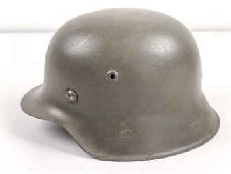 Stahlhelmglocke Wehrmacht Modell 1942. hkp64, neuzeitlich lackiert und mit tschechischem Innenfutter und Nieten aus der Nachkriegszeit versehen.