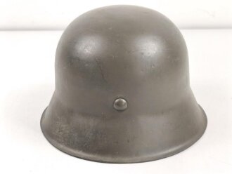 Stahlhelmglocke Wehrmacht Modell 1942. hkp64, neuzeitlich lackiert und mit tschechischem Innenfutter und Nieten aus der Nachkriegszeit versehen.