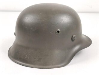 Stahlhelmglocke Wehrmacht Modell 1942. hkp64, neuzeitlich lackiert und mit tschechischem Innenfutter und Nieten aus der Nachkriegszeit versehen.