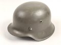 Stahlhelmglocke Wehrmacht Modell 1942. hkp64, neuzeitlich lackiert und mit tschechischem Innenfutter und Nieten aus der Nachkriegszeit versehen.