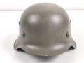 Stahlhelmglocke Wehrmacht Modell 1942. hkp64, neuzeitlich lackiert und mit tschechischem Innenfutter und Nieten aus der Nachkriegszeit versehen.