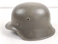 Stahlhelmglocke Wehrmacht Modell 1942. hkp64, neuzeitlich lackiert und mit tschechischem Innenfutter und Nieten aus der Nachkriegszeit versehen.