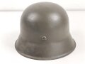 Stahlhelmglocke Wehrmacht Modell 1942. hkp64, neuzeitlich lackiert und mit tschechischem Innenfutter und Nieten aus der Nachkriegszeit versehen.