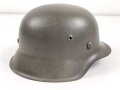 Stahlhelmglocke Wehrmacht Modell 1942. hkp64, neuzeitlich lackiert und mit tschechischem Innenfutter und Nieten aus der Nachkriegszeit versehen.