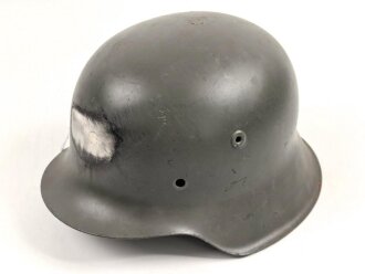 Stahlhelmglocke Wehrmacht Modell 1942. Hersteller NS64, neuzeitlich lackiert, vorne zwei Löcher zugeschweißt.