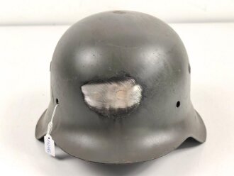 Stahlhelmglocke Wehrmacht Modell 1942. Hersteller NS64, neuzeitlich lackiert, vorne zwei Löcher zugeschweißt.