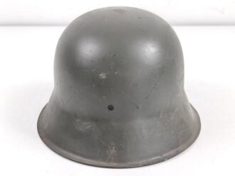 Stahlhelmglocke Wehrmacht Modell 1942. Hersteller NS64, neuzeitlich lackiert, vorne zwei Löcher zugeschweißt.
