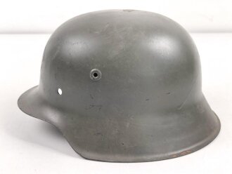 Stahlhelmglocke Wehrmacht Modell 1942. Hersteller NS64, neuzeitlich lackiert, vorne zwei Löcher zugeschweißt.