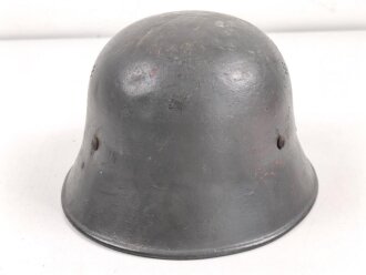 Stahlhelmglocke Technische Nothilfe / Rot Kreuz III.Reich. Nach dem Krieg weiterverwendet, mit "neuen" Nieten und Innenring versehen sowie lackierrt.