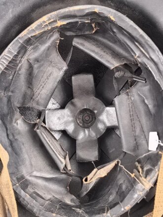 Großbritannien 2.Weltkrieg, Stahlhelm datiert 1943, Nach dem Krieg lackiert, das Innenfutter nicht gestempelt