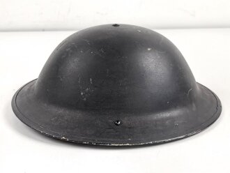 Großbritannien 2.Weltkrieg, Stahlhelm datiert 1943, Nach dem Krieg lackiert, das Innenfutter nicht gestempelt