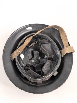 Großbritannien 2.Weltkrieg, Stahlhelm datiert 1943, Nach dem Krieg lackiert, das Innenfutter nicht gestempelt