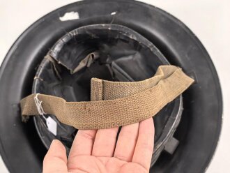 Großbritannien 2.Weltkrieg, Stahlhelm datiert 1943, Nach dem Krieg lackiert, das Innenfutter nicht gestempelt