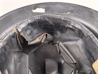 Großbritannien 2.Weltkrieg, Stahlhelm datiert 1943, Nach dem Krieg lackiert, das Innenfutter nicht gestempelt