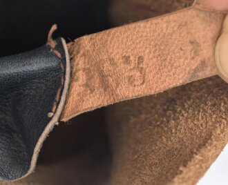 Paar rotbraune, benagelte Militärschuhe Französisch ? Nicht paarig, ein Schuh hat ein Loch in der Sohle.