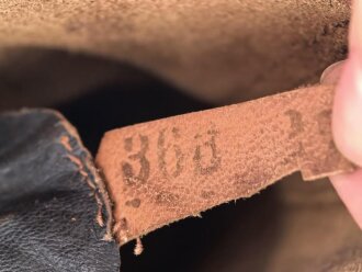 Paar rotbraune, benagelte Militärschuhe Französisch ? Nicht paarig, ein Schuh hat ein Loch in der Sohle.