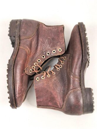 Paar rotbraune, benagelte Militärschuhe Französisch ? Nicht paarig, ein Schuh hat ein Loch in der Sohle.