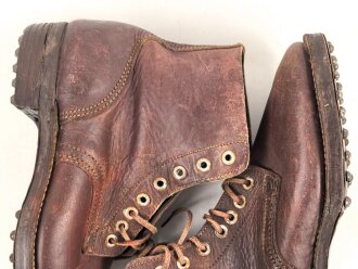 Paar rotbraune, benagelte Militärschuhe Französisch ? Nicht paarig, ein Schuh hat ein Loch in der Sohle.