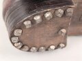 Paar rotbraune, benagelte Militärschuhe Französisch ? Nicht paarig, ein Schuh hat ein Loch in der Sohle.
