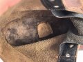 Paar rotbraune, benagelte Militärschuhe Französisch ? Nicht paarig, ein Schuh hat ein Loch in der Sohle.