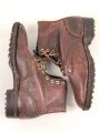 Paar rotbraune, benagelte Militärschuhe Französisch ? Nicht paarig, ein Schuh hat ein Loch in der Sohle.