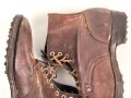 Paar rotbraune, benagelte Militärschuhe Französisch ? Nicht paarig, ein Schuh hat ein Loch in der Sohle.