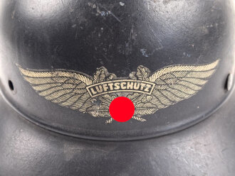 Stahlhelm Luftschutz, in allen Teilen original, das Innenfutter aus Ersatzmaterial. Eine Niete fehlt