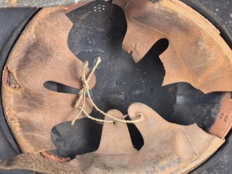 Stahlhelm Luftschutz, in allen Teilen original, das Emblem entnazifiziert, ungereinigt