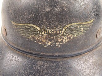 Stahlhelm Luftschutz, in allen Teilen original, das Emblem entnazifiziert, ungereinigt