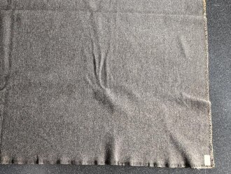 Schwere, graue Wolldecke ohne Markierungen. Gebraucht