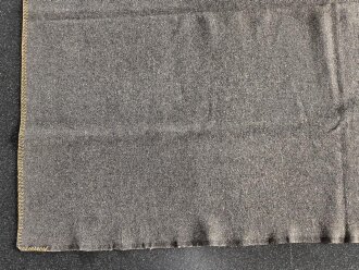 Schwere, graue Wolldecke ohne Markierungen. Gebraucht