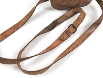 Fernglasbehälter von Huet Paris. Der Trageriemen etwas lädiert, sonst guter Zustand. Breite des Boden 12,5cm, vermutlich aus der Zeit des 1. Weltkrieg