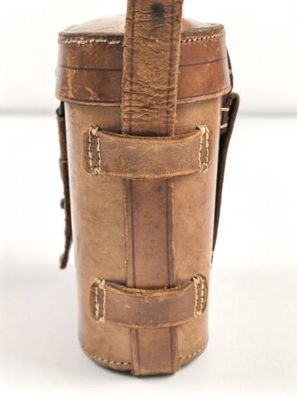 Fernglasbehälter von Huet Paris. Der Trageriemen etwas lädiert, sonst guter Zustand. Breite des Boden 12,5cm, vermutlich aus der Zeit des 1. Weltkrieg