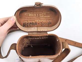 Fernglasbehälter von Huet Paris. Der Trageriemen etwas lädiert, sonst guter Zustand. Breite des Boden 12,5cm, vermutlich aus der Zeit des 1. Weltkrieg