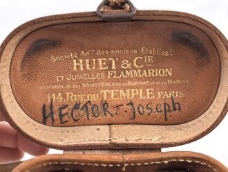 Fernglasbehälter von Huet Paris. Der Trageriemen etwas lädiert, sonst guter Zustand. Breite des Boden 12,5cm, vermutlich aus der Zeit des 1. Weltkrieg