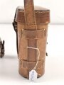 Fernglasbehälter von Huet Paris. Der Trageriemen etwas lädiert, sonst guter Zustand. Breite des Boden 12,5cm, vermutlich aus der Zeit des 1. Weltkrieg