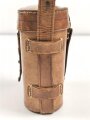 Fernglasbehälter von Huet Paris. Der Trageriemen etwas lädiert, sonst guter Zustand. Breite des Boden 12,5cm, vermutlich aus der Zeit des 1. Weltkrieg