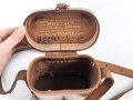 Fernglasbehälter von Huet Paris. Der Trageriemen etwas lädiert, sonst guter Zustand. Breite des Boden 12,5cm, vermutlich aus der Zeit des 1. Weltkrieg