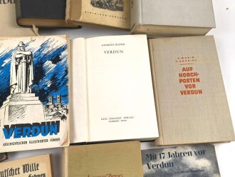 Konvolut Literatur zum Thema " Verdun" neuere und alte Titel gemischt.