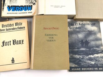 Konvolut Literatur zum Thema " Verdun" neuere und alte Titel gemischt.