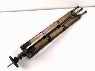 Hölzernes Gestell für ein optisches Gerät. Die Beine ausziehbar, Gesamthöhe nicht ausgezogen 120cm.