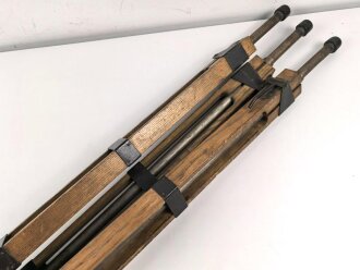 Hölzernes Gestell für ein optisches Gerät. Die Beine ausziehbar, Gesamthöhe nicht ausgezogen 120cm.