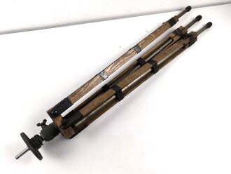 Hölzernes Gestell für ein optisches Gerät. Die Beine ausziehbar, Gesamthöhe nicht ausgezogen 120cm.