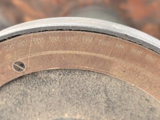 Hölzernes Gestell für ein optisches Gerät. Die Beine ausziehbar, Gesamthöhe nicht ausgezogen 120cm.