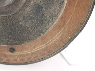 Hölzernes Gestell für ein optisches Gerät. Die Beine ausziehbar, Gesamthöhe nicht ausgezogen 120cm.