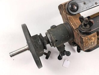 Hölzernes Gestell für ein optisches Gerät. Die Beine ausziehbar, Gesamthöhe nicht ausgezogen 120cm.