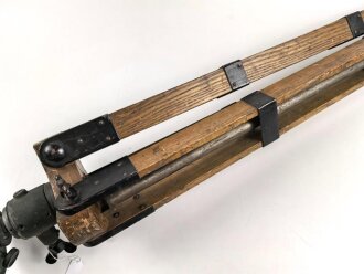 Hölzernes Gestell für ein optisches Gerät. Die Beine ausziehbar, Gesamthöhe nicht ausgezogen 120cm.