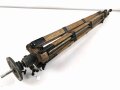 Hölzernes Gestell für ein optisches Gerät. Die Beine ausziehbar, Gesamthöhe nicht ausgezogen 120cm.