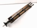 Hölzernes Gestell für ein optisches Gerät. Die Beine ausziehbar, Gesamthöhe nicht ausgezogen 120cm.